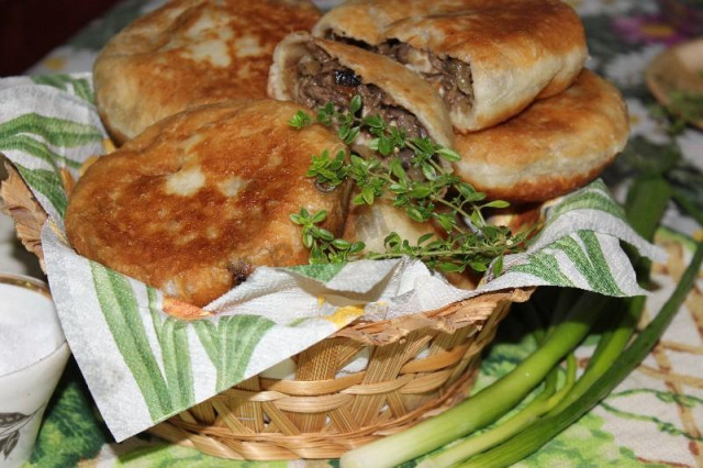 Смажені пиріжки з баклажанами м'ясом і грибами рецепт з фото покроково 