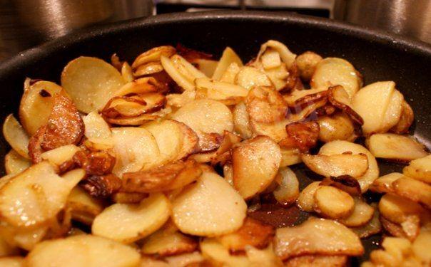 Ароматна картопля смажена на салі з цибулькою рецепт з фото покроково 