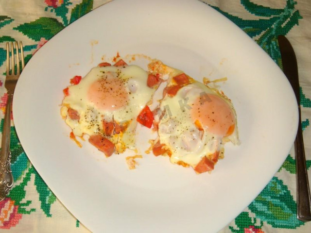 Яєчня з цибулею помідорами і ковбасою рецепт з фото покроково 