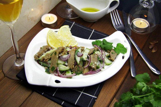 Салат з вареною яловичиною, свіжим огірком і кунжутом рецепт з фото покроково 