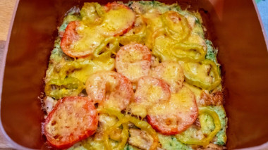 Пицца из кабачка с томатами и куриной грудкой на сковородке