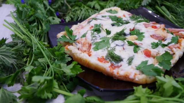 Домашня швидка піца з ковбасою на сковороді рецепт з фото покроково і відео 