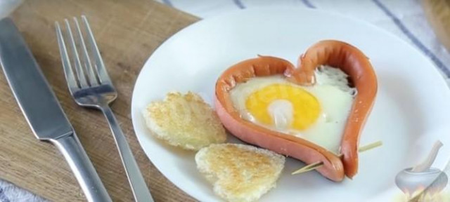 Сніданок для закоханих з сосисок з яйцями рецепт з фото покроково 