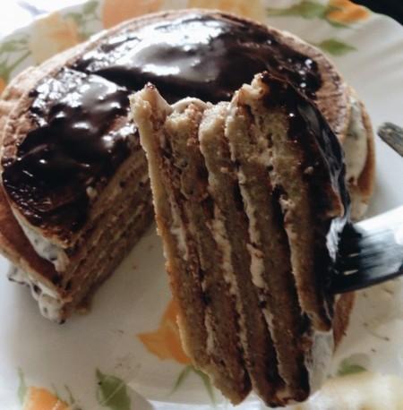 Млинцевий торт з бананами шоколадомі і вівсяним борошном рецепт з фото 