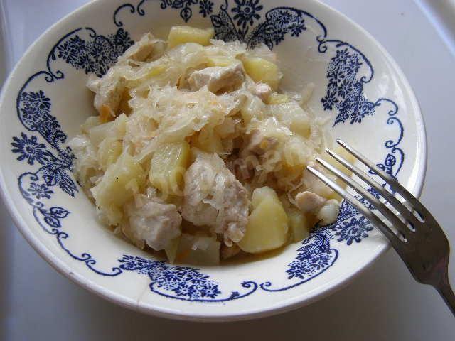 Тушкована картопля з м'ясом і квашеною капустою рецепт з фото покроково 