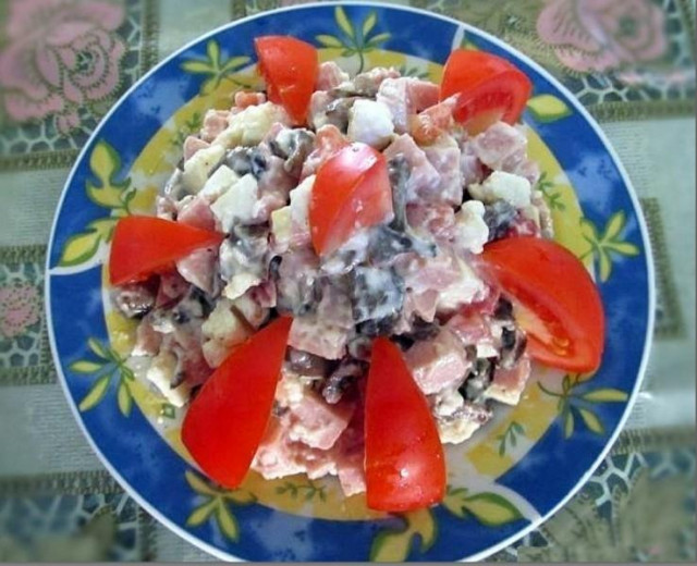 Салат с вешенками, мягким сыром и ветчиной