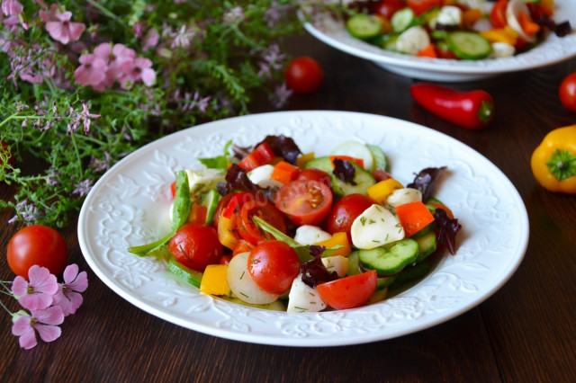 Салат зі свіжих огірків і помідорів з моцарелою рецепт з фото покроково 