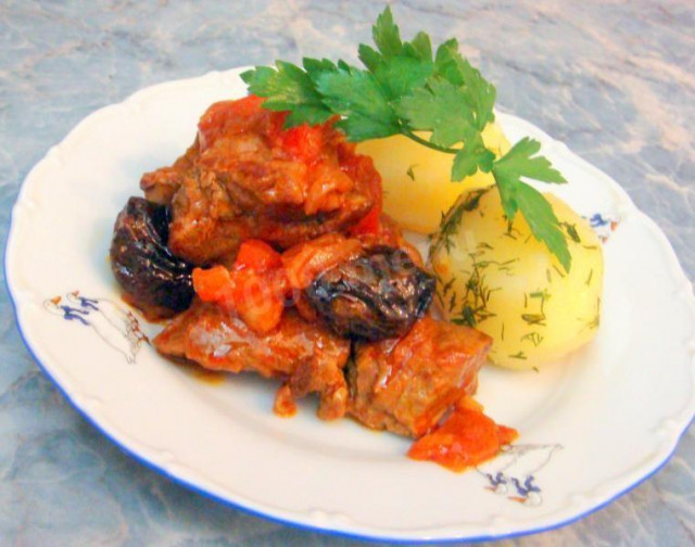Яловичина тушкована з перцем томатною пастою чорносливом рецепт з фото покроково 