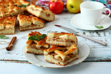Пирог с яблоками из дрожжевого теста в духовке