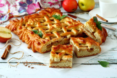 Пирог с яблоками из дрожжевого теста в духовке