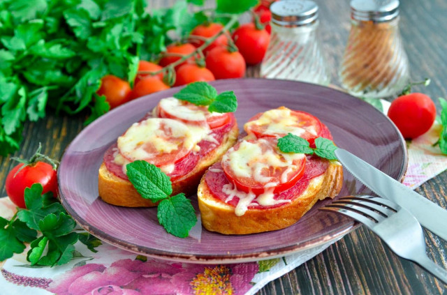 Гарячі бутерброди з ковбасою сиром і помідорами в духовці рецепт з фото покроково і відео 