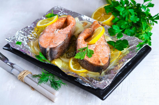 Червона риба у фользі запечена в духовці з лимоном рецепт з фото покроково і відео 