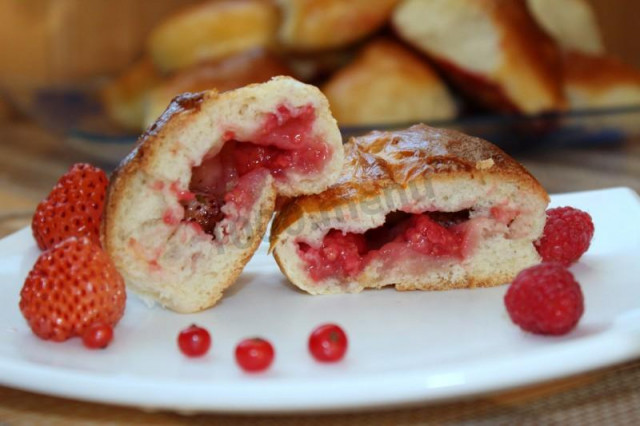 Дріжджові пиріжки з ягодами в духовці рецепт з фото покроково і відео 