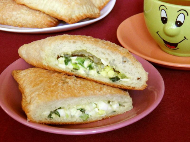 Листкові пиріжки з яйцем і зеленою цибулею в духовці рецепт з фото покроково 