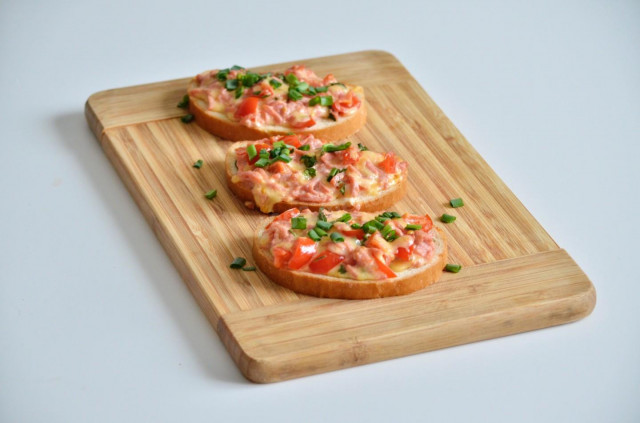 Бутерброди ковбаса сир помідори в духовці рецепт з фото покроково 