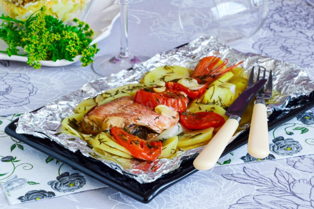Риба у фользі запечена з овочами в духовці рецепт з фото покроково і відео 