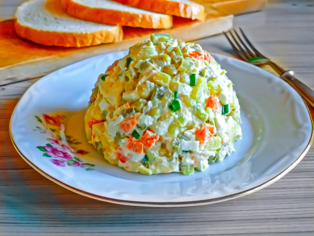 Неймовірно цікавий та смачний салат “Веселка”, приготуйте до святкового столу.