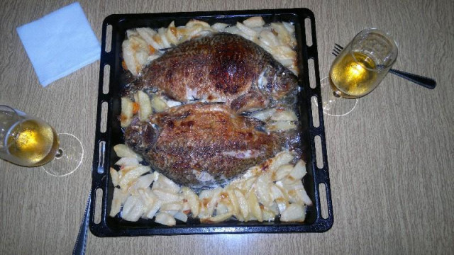 Карась запечений з картоплею в духовці з майонезом рецепт з фото покроково 