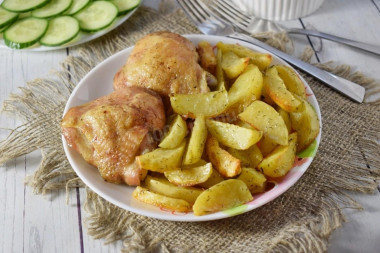 Курица кусочками с корочкой с картошкой в духовке