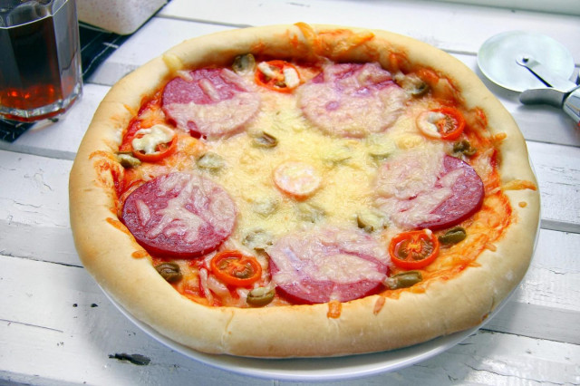 Піца на товстому тісті в духовці рецепт з фото покроково 
