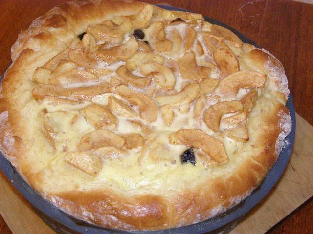 Відкритий дріжджовий пиріг з яблуками і родзинками в духовці рецепт з фото покроково 