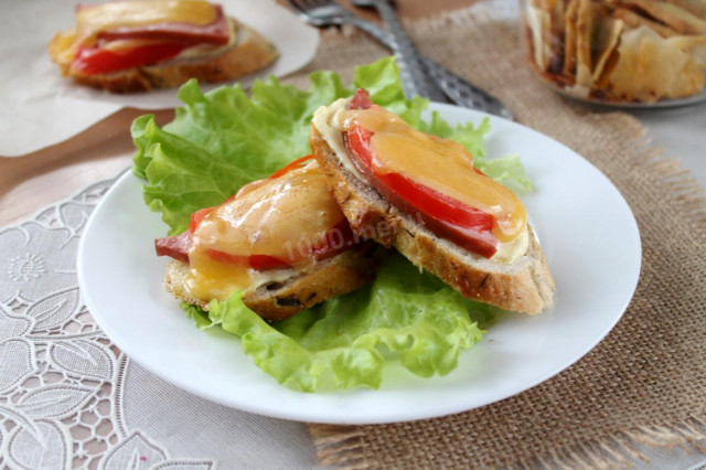 Бутерброди в духовці з вареною ковбасою і сиром рецепт з фото покроково 