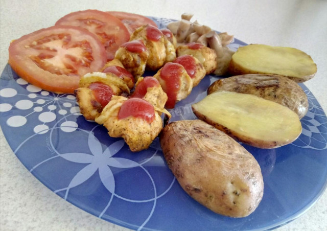 Курячий шашлик із запеченою картоплею в духовці рецепт з фото крок за кроком 
