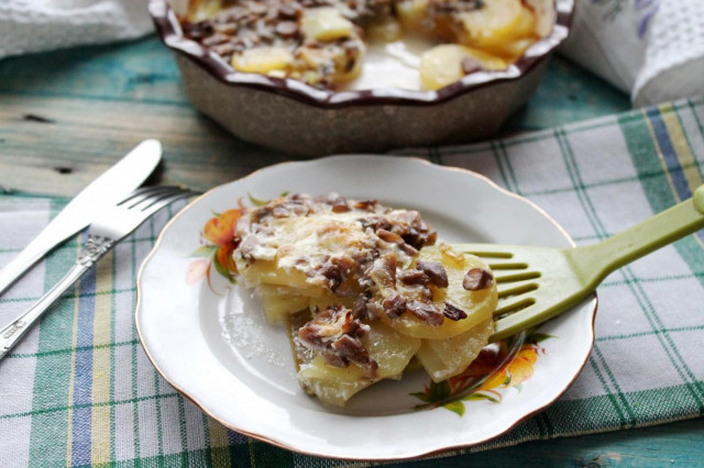 Картопля з замороженими опеньками в сметані в духовці рецепт з фото покроково 