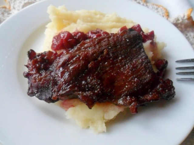 М'ясо з соком вишні і ягодою в духовці рецепт з фото покроково 