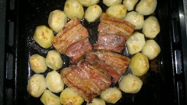 Свинячі реберця з картоплею і часником в духовці рецепт з фото покроково 