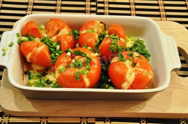 Запечені помідори з копченим сиром і зеленню в духовці рецепт з фото покроково 