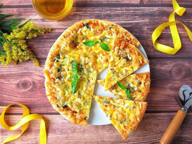 Піца сирна на медовому тесті рецепт з фото покроково 