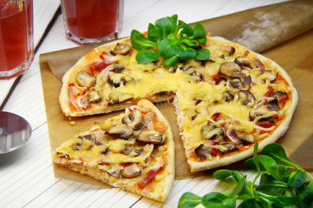 Піца з шинкою грибами і сиром рецепт з фото покроково 