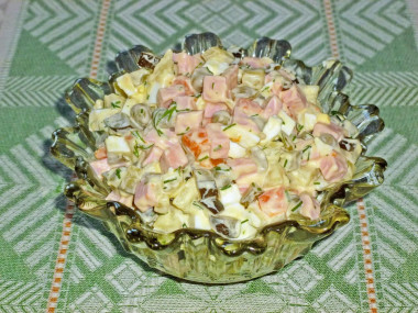 Салат оливье с солеными огурцами и колбасой классический