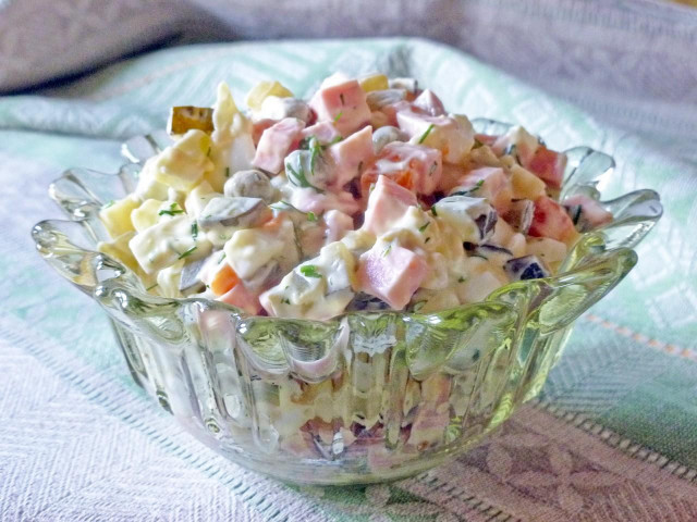 Салат олів'є з солоними огірками і ковбасою класичний рецепт з фото покроково 