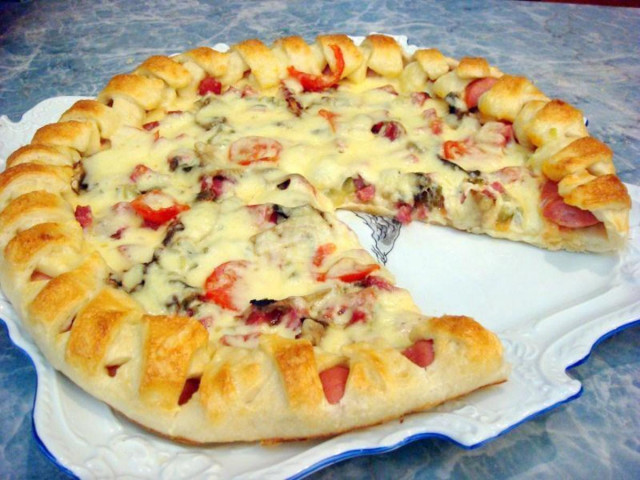 Святкова піца з солоними огірками, сосисками і ковбасою рецепт з фото покроково 