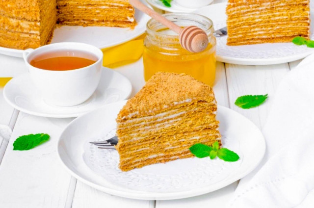 Медовий торт зі сметанним кремом класичний рецепт з фото покроково 