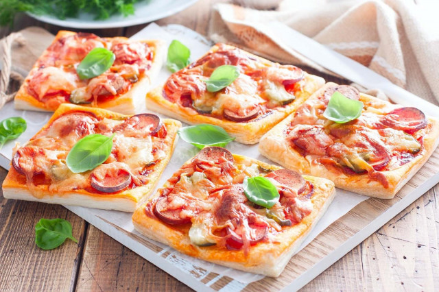 Міні піца з листкового тіста рецепт з фото покроково 