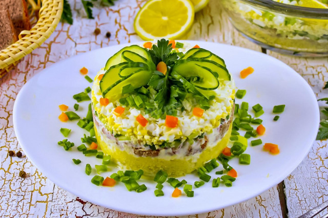 Простий салат з рибних консервів з яйцем рецепт з фото покроково 