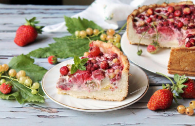 Заливной пирог с ягодами и сметаной