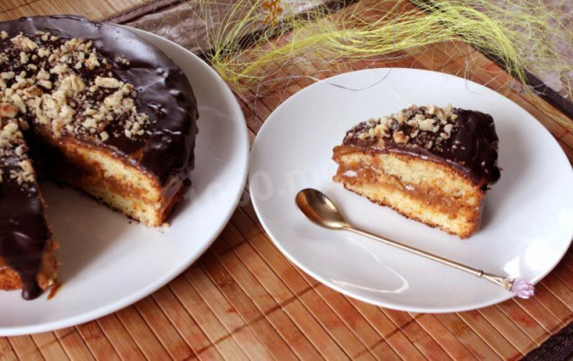 Простой бисквитный медовый торт с вареной сгущенкой