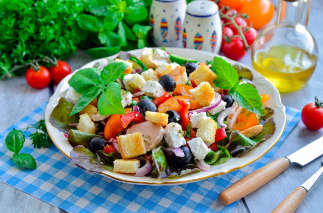 Грецький салат з сухариками і куркою рецепт з фото покроково і відео 
