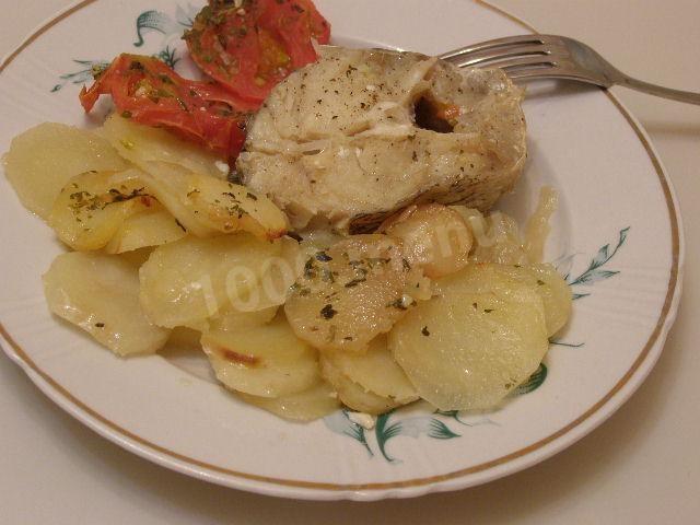 Тріска запечена з картоплею і помідорами рецепт з фото покроково 