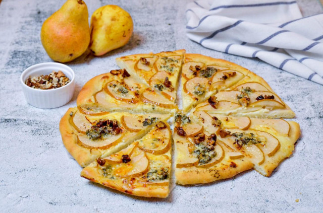 Тонка піца з сиром з цвіллю моцарелою і грушами рецепт з фото покроково і відео 