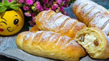 Сдобные булочки с начинкой из творога с изюмом