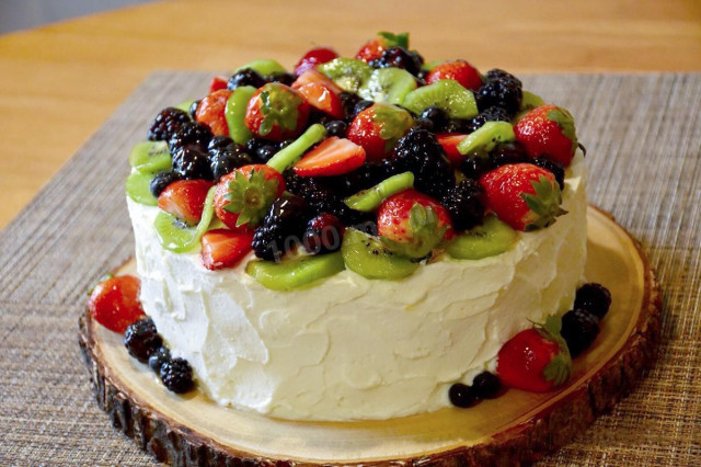 Торт Бісквіт з сирним кремом прикраса ягодами і фруктами рецепт з фото 
