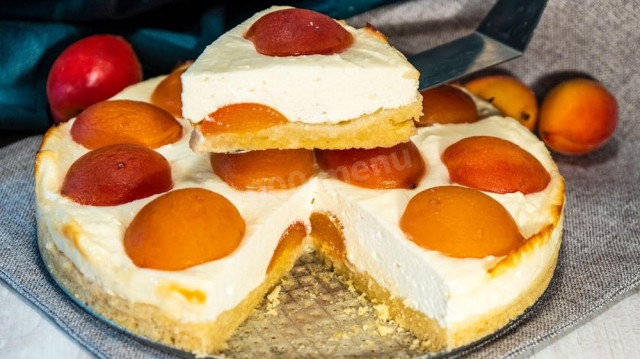 Песочный пирог с абрикосами и творогом