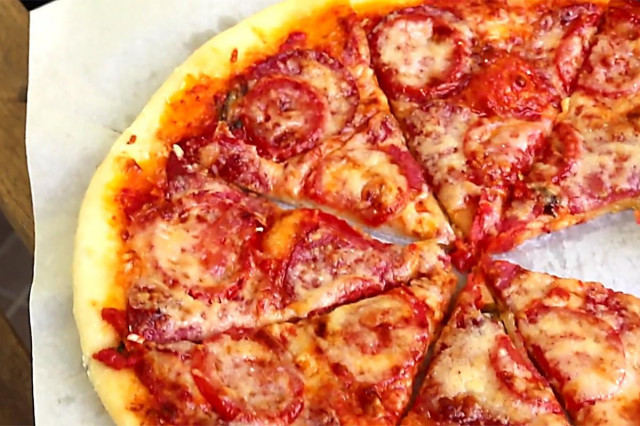 Піца на дріжджах салямі сир соус рецепт з фото і відео 