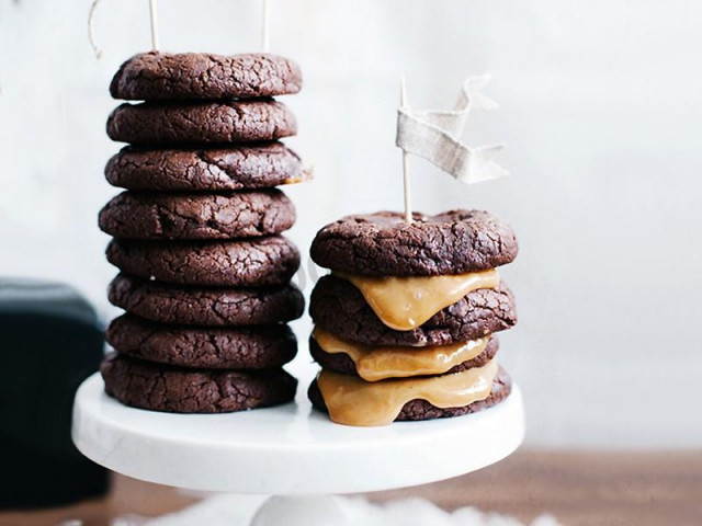 Шоколадне печиво на згущеному молоці і коричневому цукрі рецепт з фото 