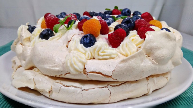 Торт Павлова з безе зі збитими вершками і ягодами рецепт з фото покроково і відео 